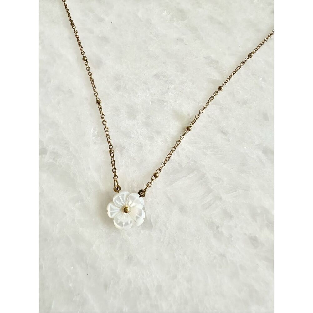 Pearlescent flower pendant necklace